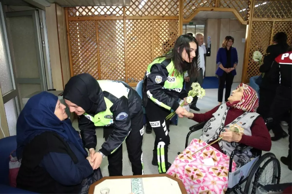 Huzurevi Sakinlerini Duygulandıran Ziyaret