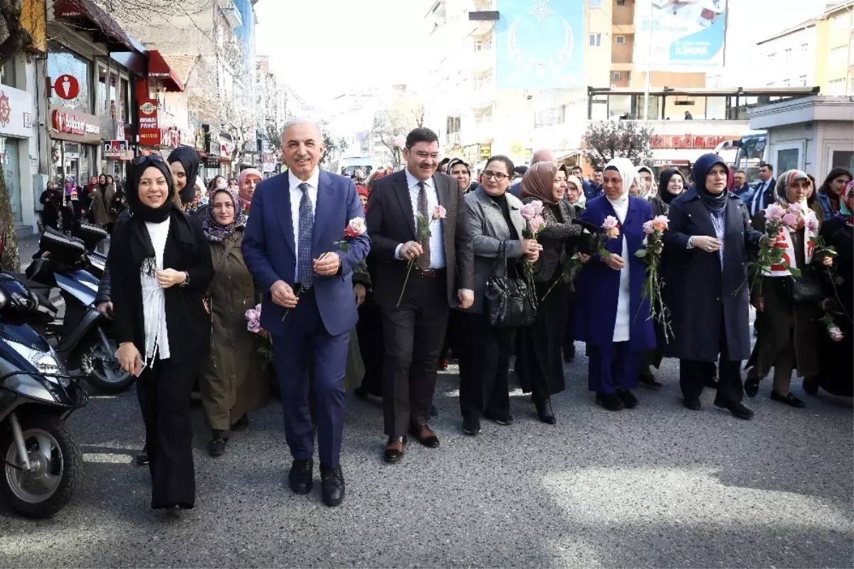 İsmet Yıldırım, Dünya Kadınlar Günü\'nde Kadınlara Karanfil Dağıttı