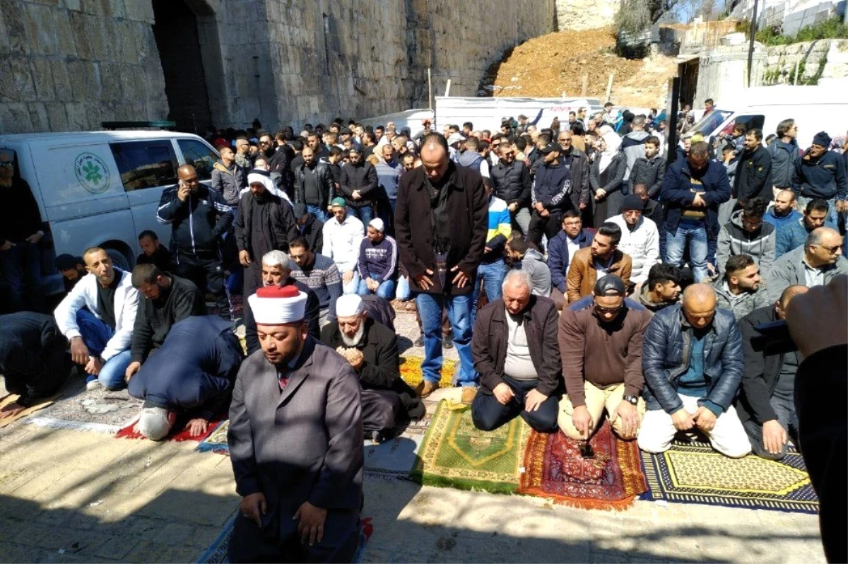 İsrail Polisi Mescidi Aksa\'nın Esbat Kapısını Kapattı, Cemaat Dışarıda Kaldı