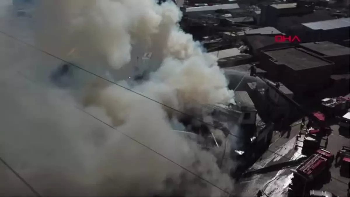 İstanbul- Ataşehir\'de Mobilya İmalathanesinin Çatısında Yangın