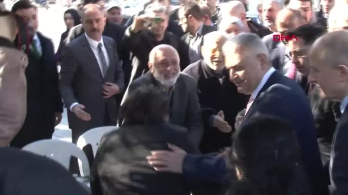 İstanbul- Binali Yıldırım Seçim Çalışmalarını Fatih\'te Sürdürüyor