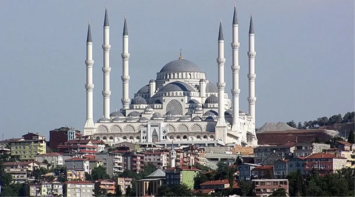 İstanbul\'un Yeni Simgelerinden Çamlıca Camii İbadet Açıldı