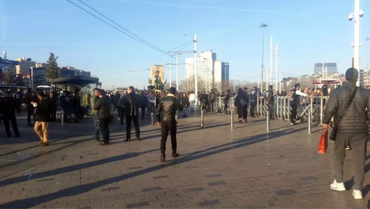 İstiklal Caddesi Yaya ve Araç Trafiğine Kapatıldı