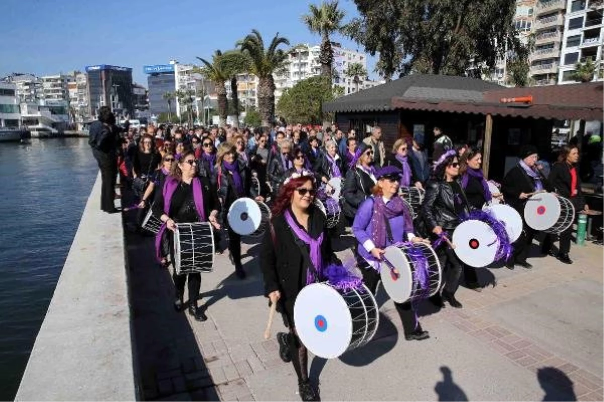 İzmir\'de Kadınlardan Mor Yürüyüş