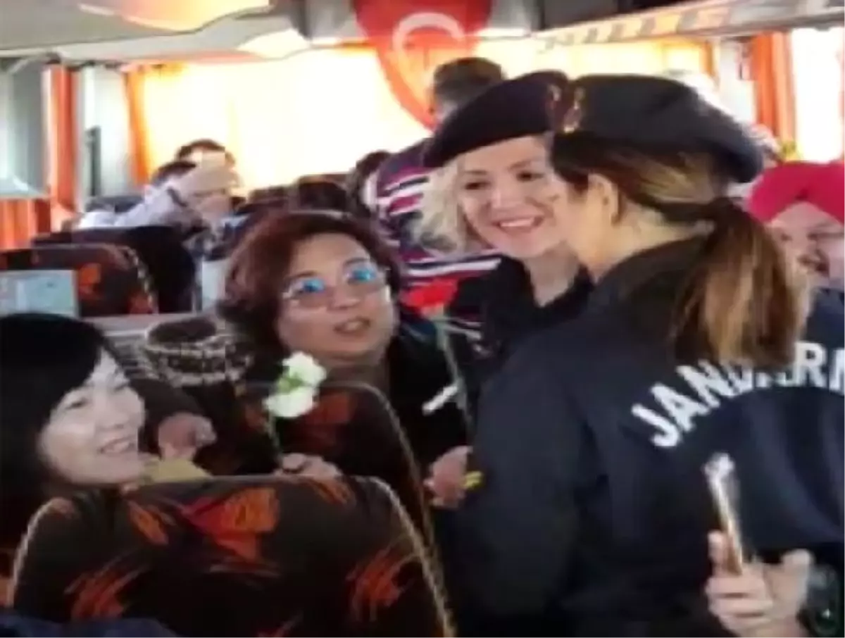 Kadın Astsubaylardan Malezyalı Kadın Turistlere \'8 Mart\' Sürprizi
