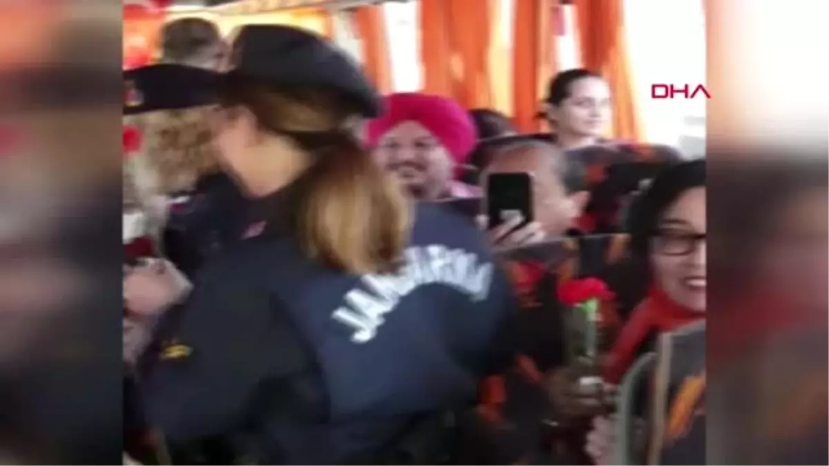 Kadın Astsubaylardan, Malezyalı Kadın Turistlere \'8 Mart\' Sürpriz