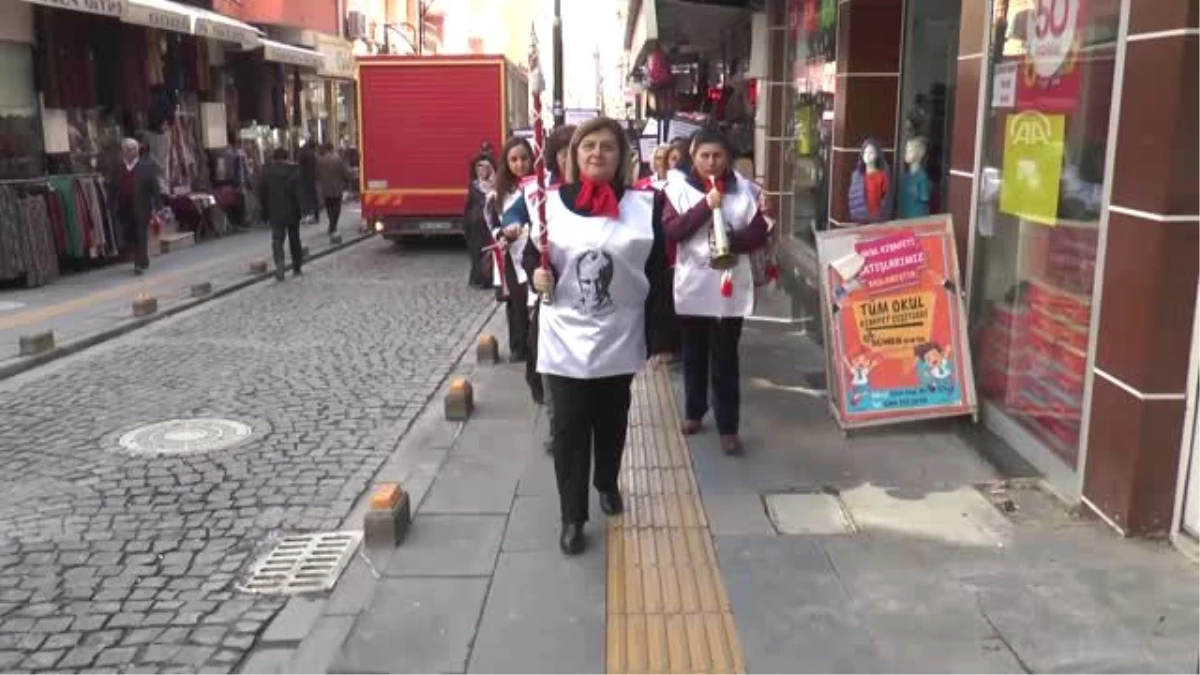 Kadınlar Bando Eşliğinde Yürüdü