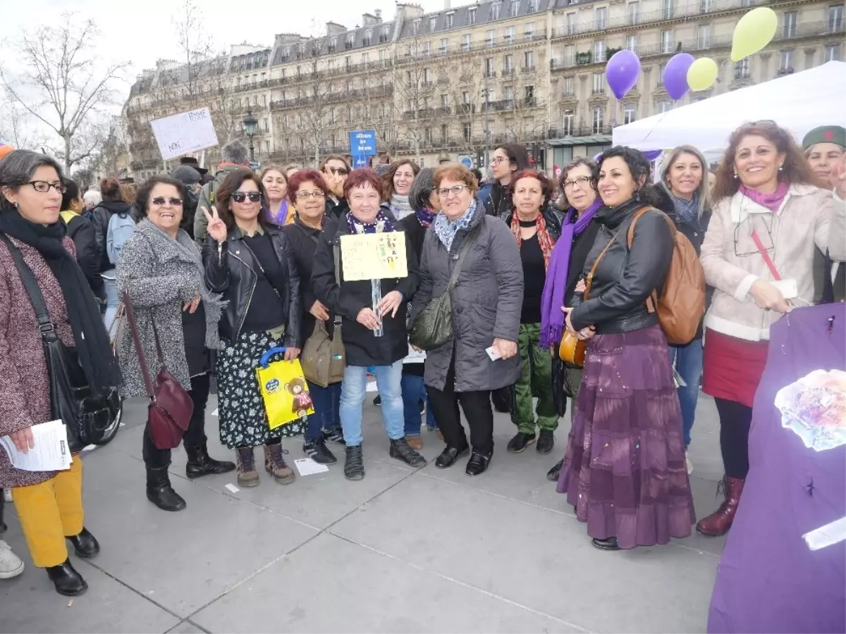 Kadınlar Günü\'nde Paris\'te Sokaklar Doldu