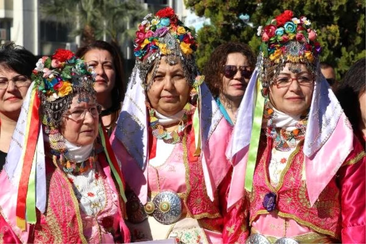 Kadınlar Günü\'nü Harmandalı Oynayarak Kutladılar