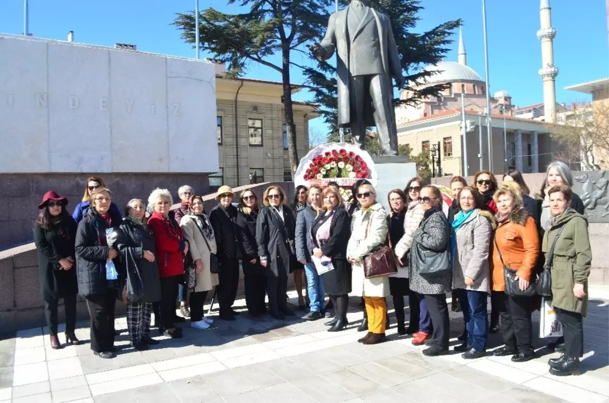 Kadınlar Sevginin ve Barışın Simgesidir