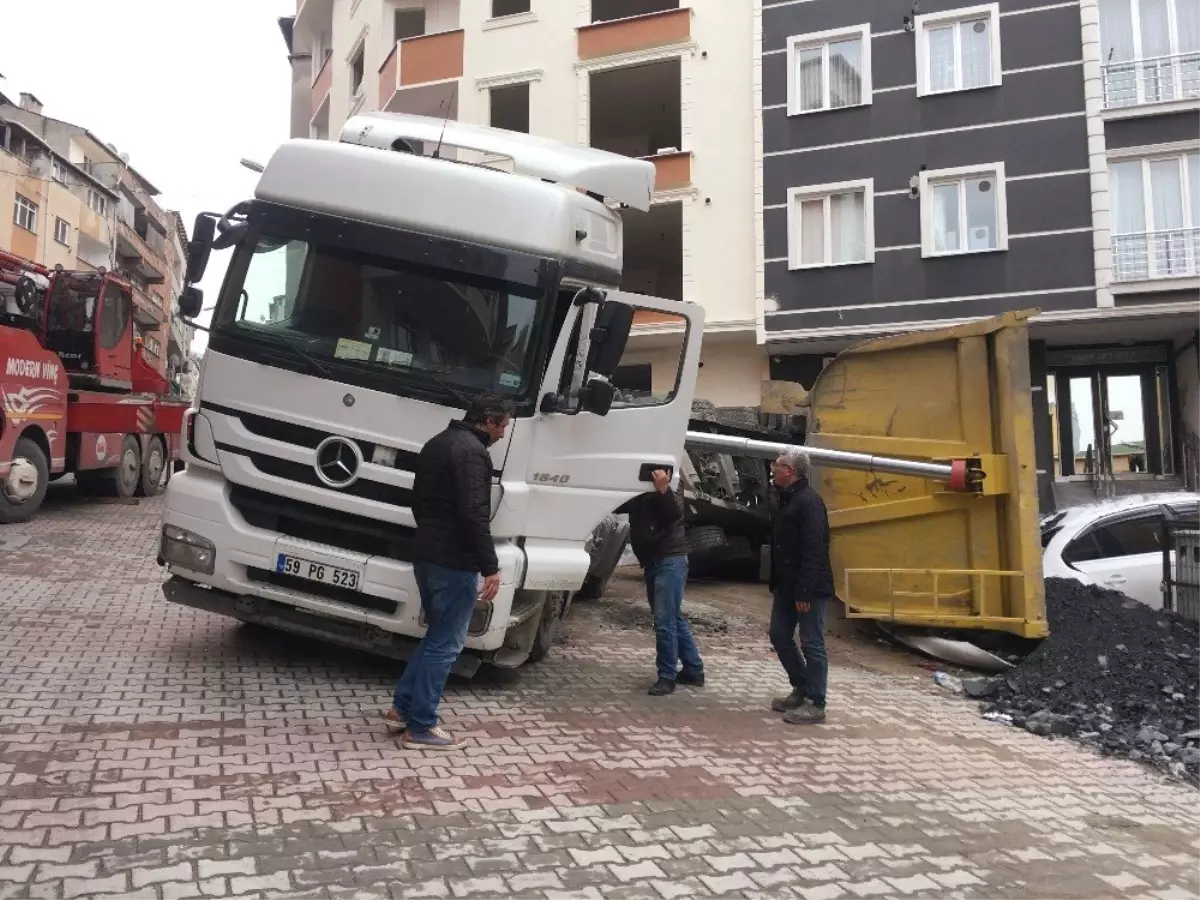 Kağıthane\'de Hafriyat Kamyonu Yük Boşaltırken Otomobilin Üzerine Devrildi
