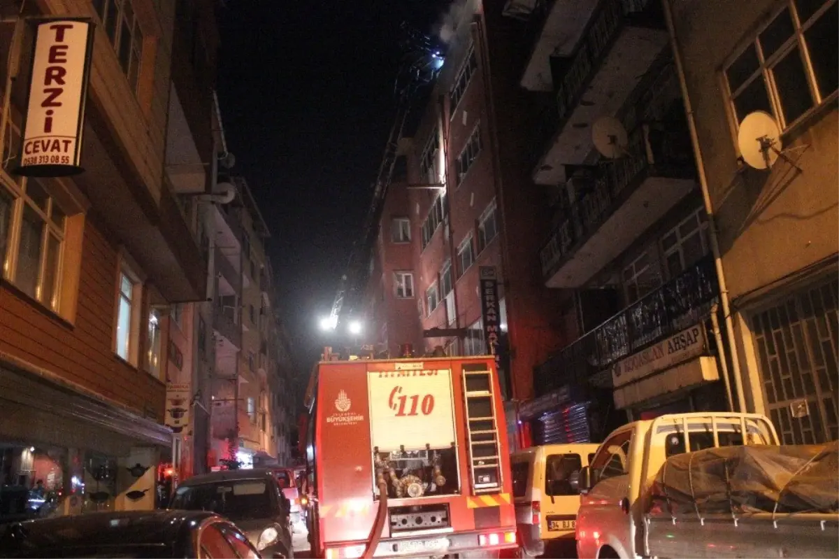 Kağıthane\'deki Yangında Mahsur Kalan 6 Kişi Tahliye Edildi