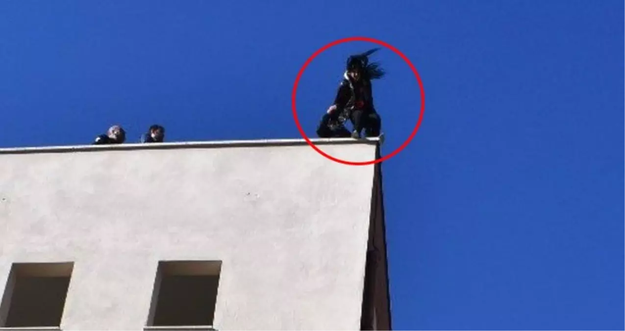 Kahraman İşçi, İntihara Kalkışan Genç Kızı Son Anda Kurtardı