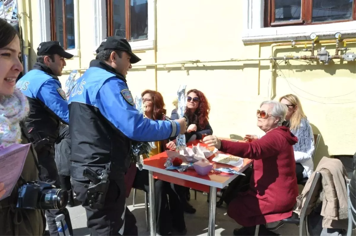 Kars\'ta Polis 8 Mart\'ta Karanfil ve Broşür Dağıttı