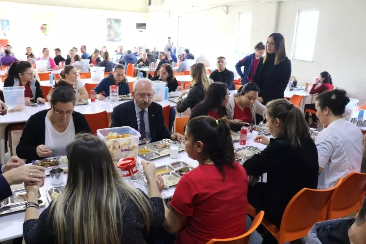 Kılçdaroğlu Tabldottan Yemek Yedi, Karanfil Hediye Etti