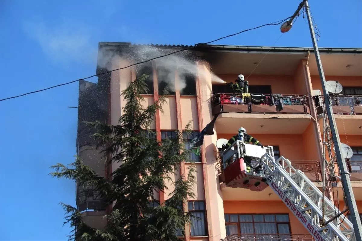 Kocaeli\'de Yangında İki Ev Kullanılamaz Hale Geldi