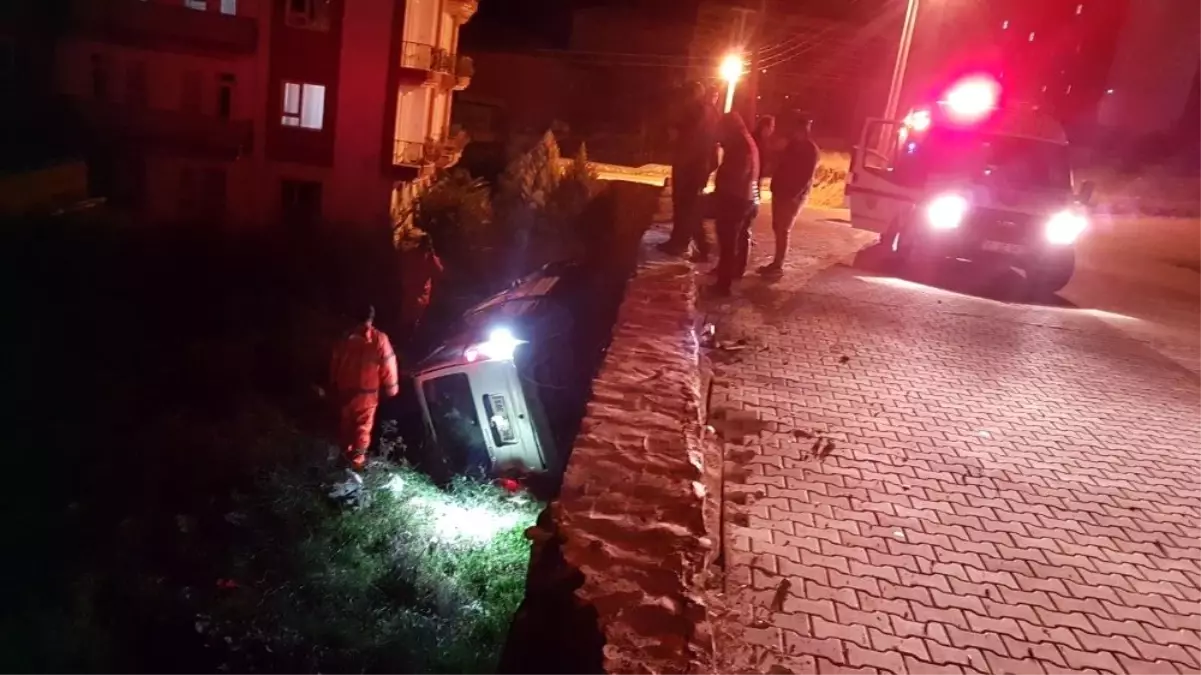 Kontrolden Çıkan Araç Düştüğü Çukurda Yan Yattı