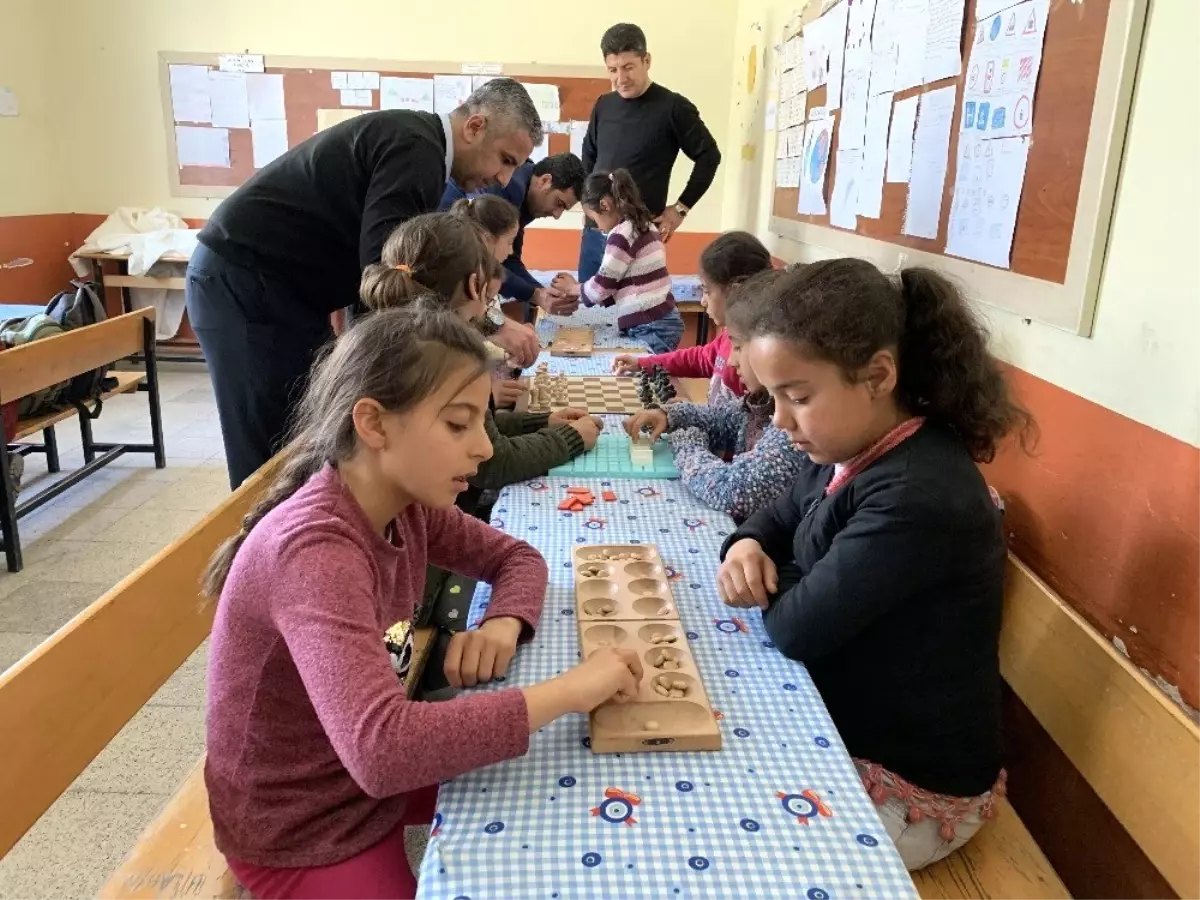 Köy Okulu Öğrencileri Zeka Oyunları Bağımlılıktan Uzaklaşıyor