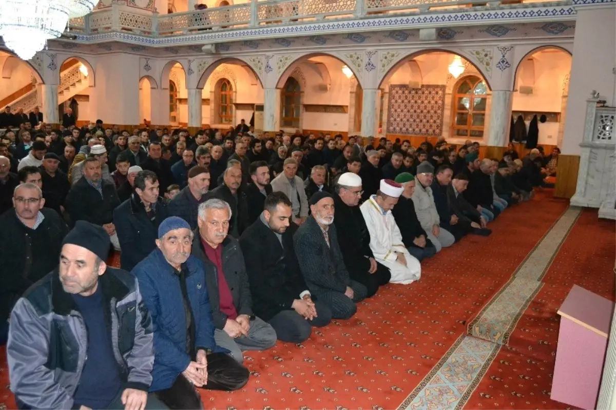 Kulu\'da Regaip Kandili\'nde Vatandaşlar Camilere Akın Etti