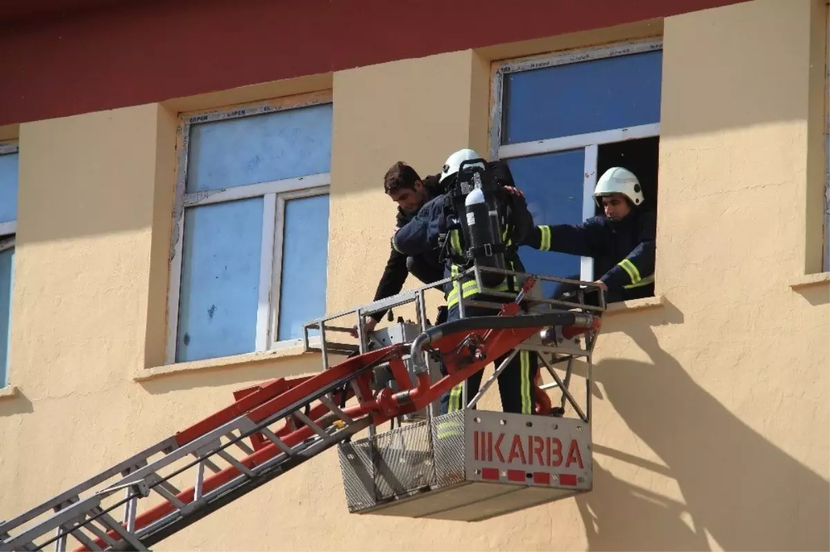 Muradiye\'de Gerçeğini Aratmayan Yangın Tatbikatı