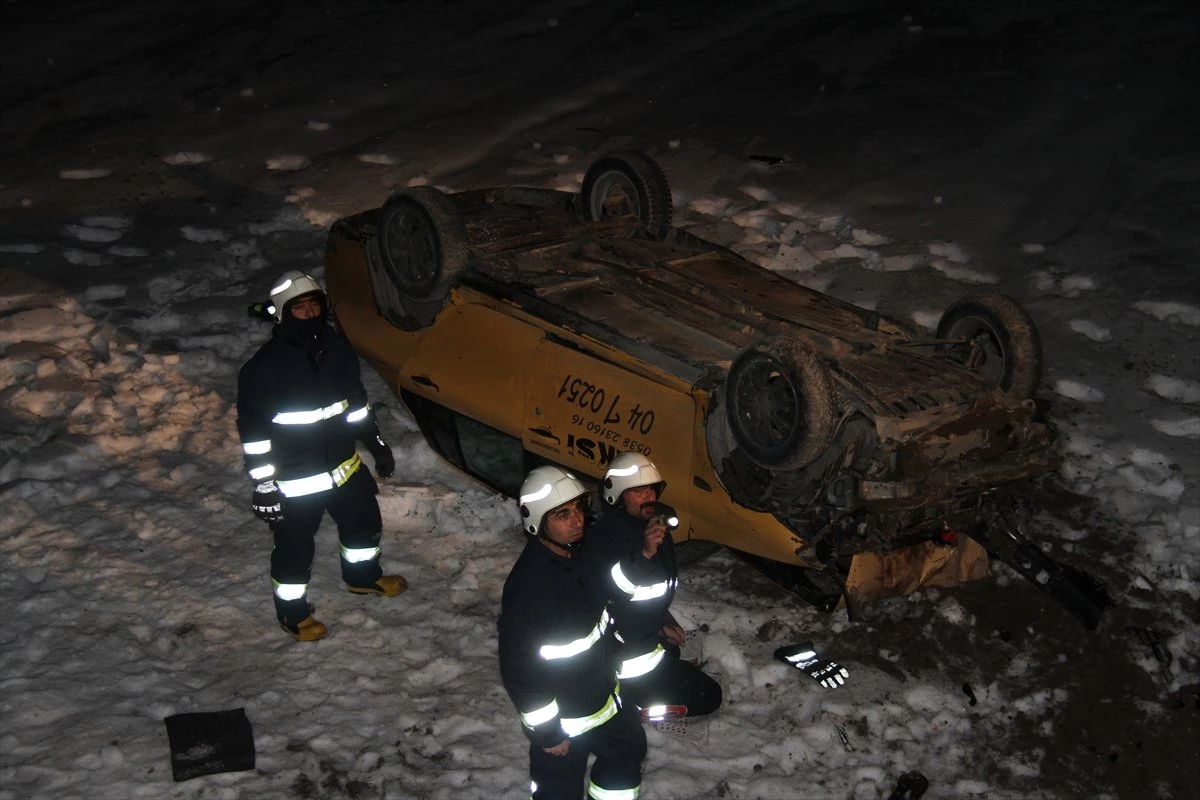 Muradiye\'de Ticari Taksi Uçuruma Devrildi: 2 Yaralı