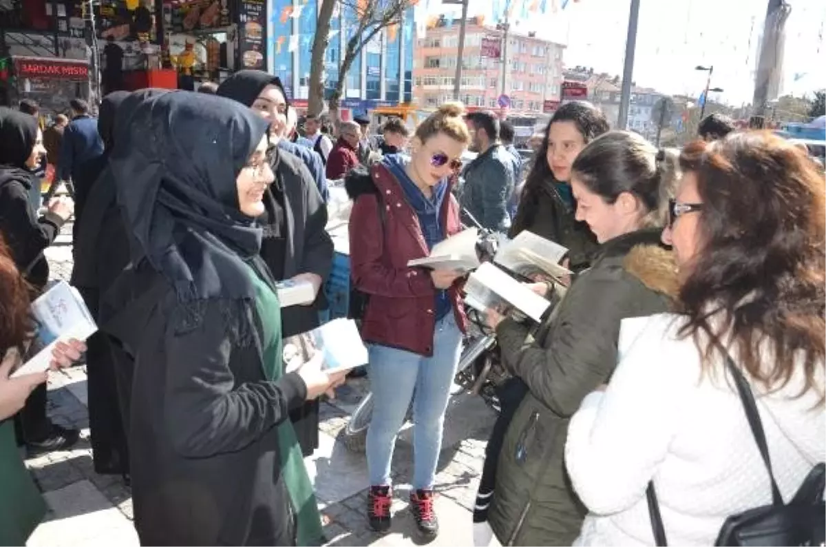 Öğrenciler Yazdıkları \'Kadının İnsanlık Serüveni\' Kitabını Ücretsiz Dağıttı