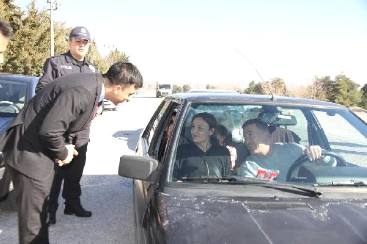 Polislerden Araçlardaki Kadınlara Karanfil