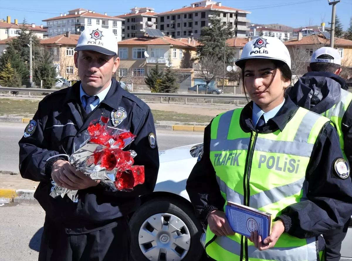 Polislerden Kadınlara Karanfil