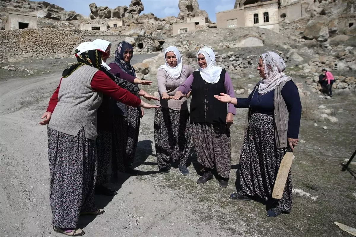 Şalvarlarını Giyip "Çelik-çomak" Oynuyorlar