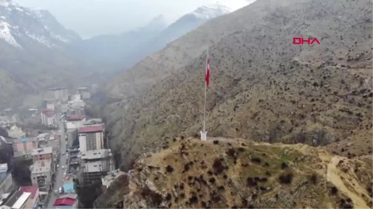 Şırnak Uludere\'ye Dev Türk Bayrağı