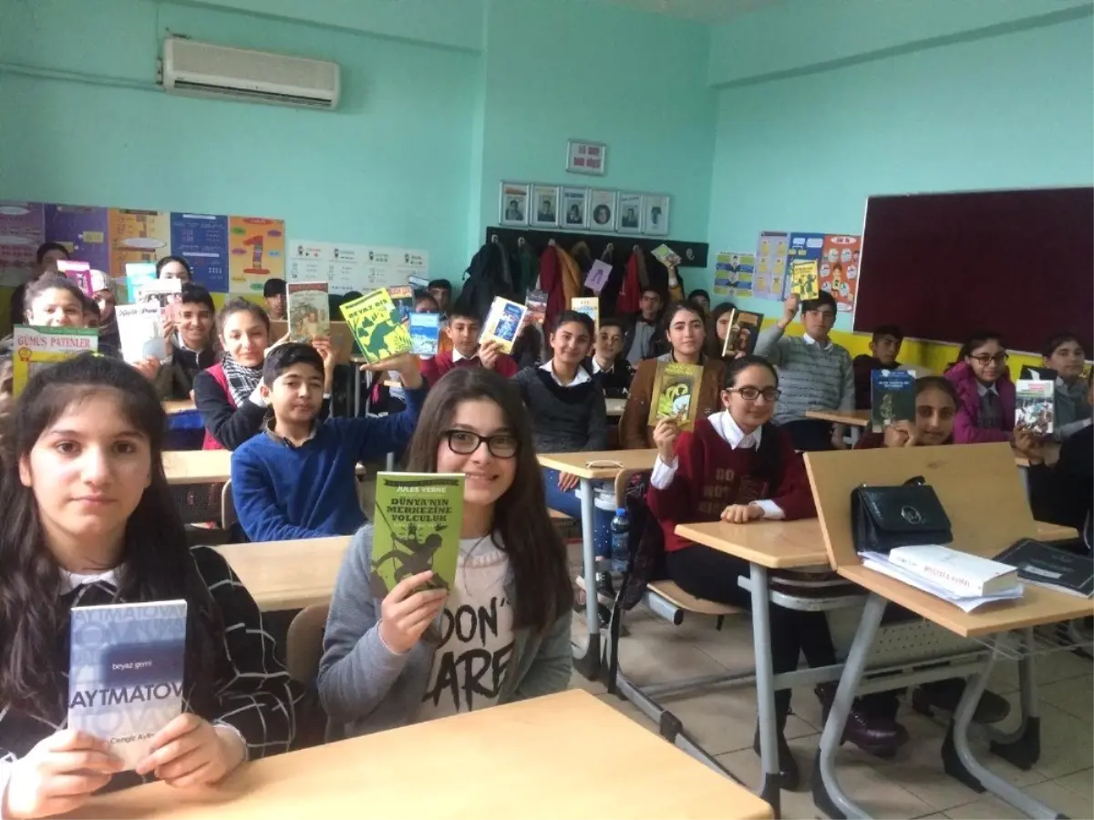 Üniversiteli Gençlerden Ortaokullu Öğrencilere Destek