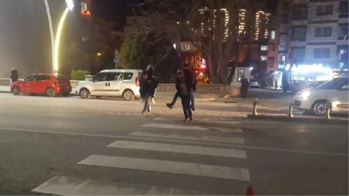 Yaya Geçidinde Gençlerin Tehlikeli Oyunu