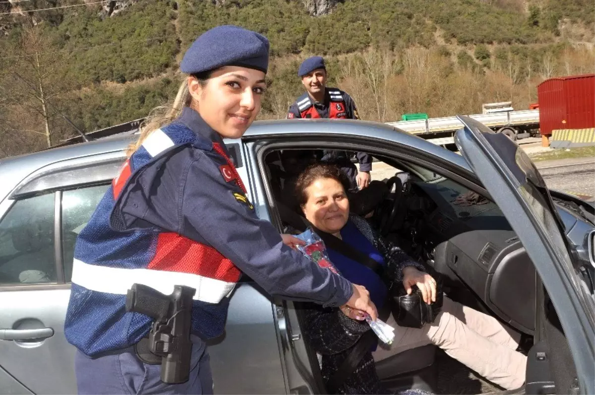Yenice\'de Jandarma Kadınlar Günü\'nü Unutmadı