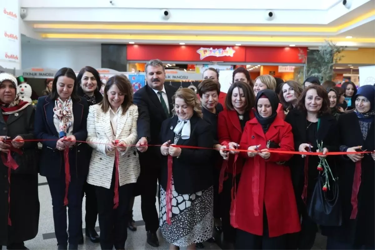 8 Mart Dünya Kadınlar Günü\'nde El Emeği Göz Nuru Eserler Beğeniye Sunuldu