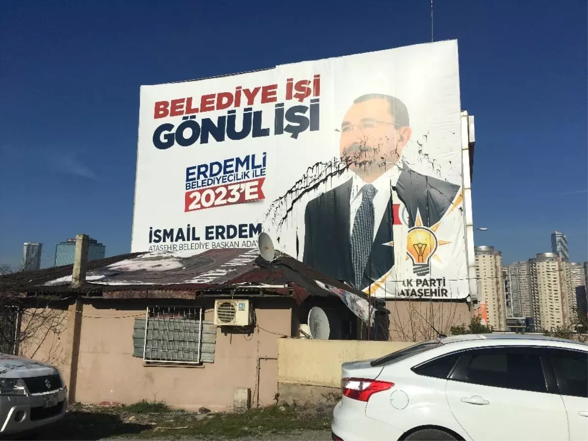 AK Parti Ataşehir Adayı İsmail Erdem\'in Afişlerine Boyalı Saldırı