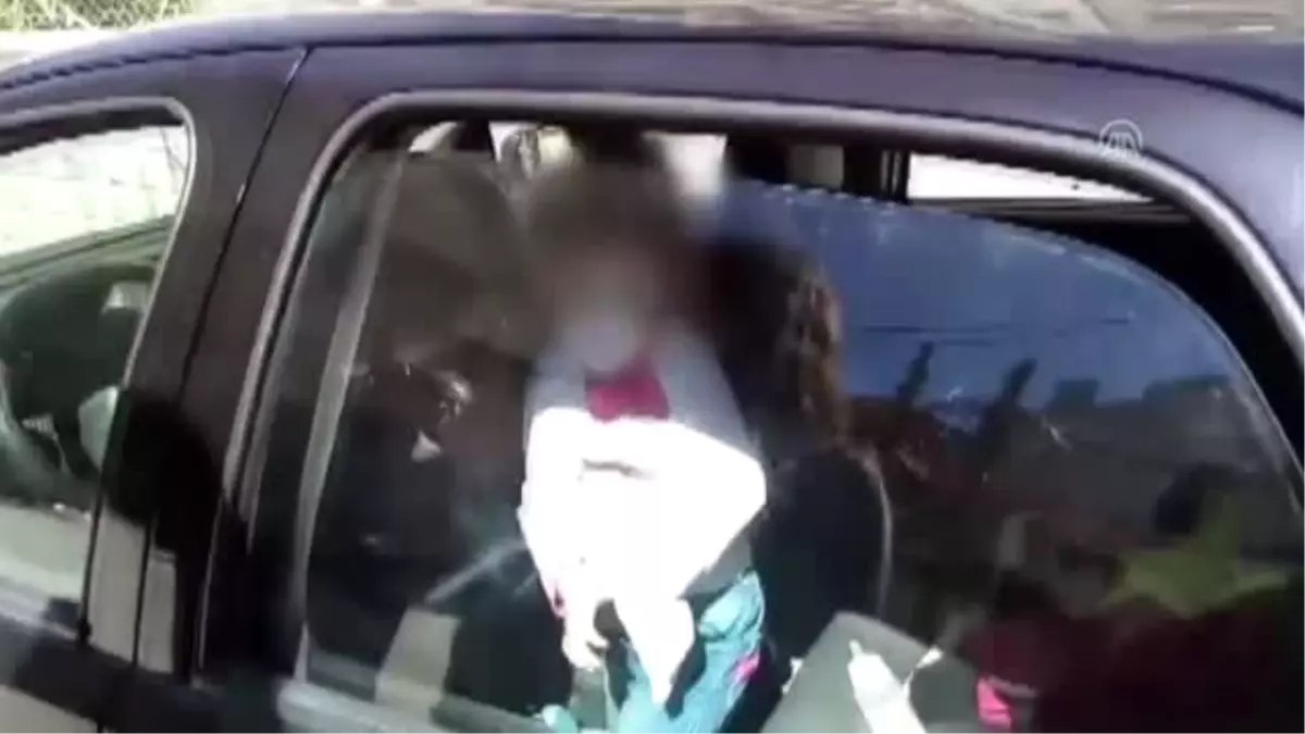 Annesinin Otomobilde Bıraktığı Çocuğu Polis Kurtardı