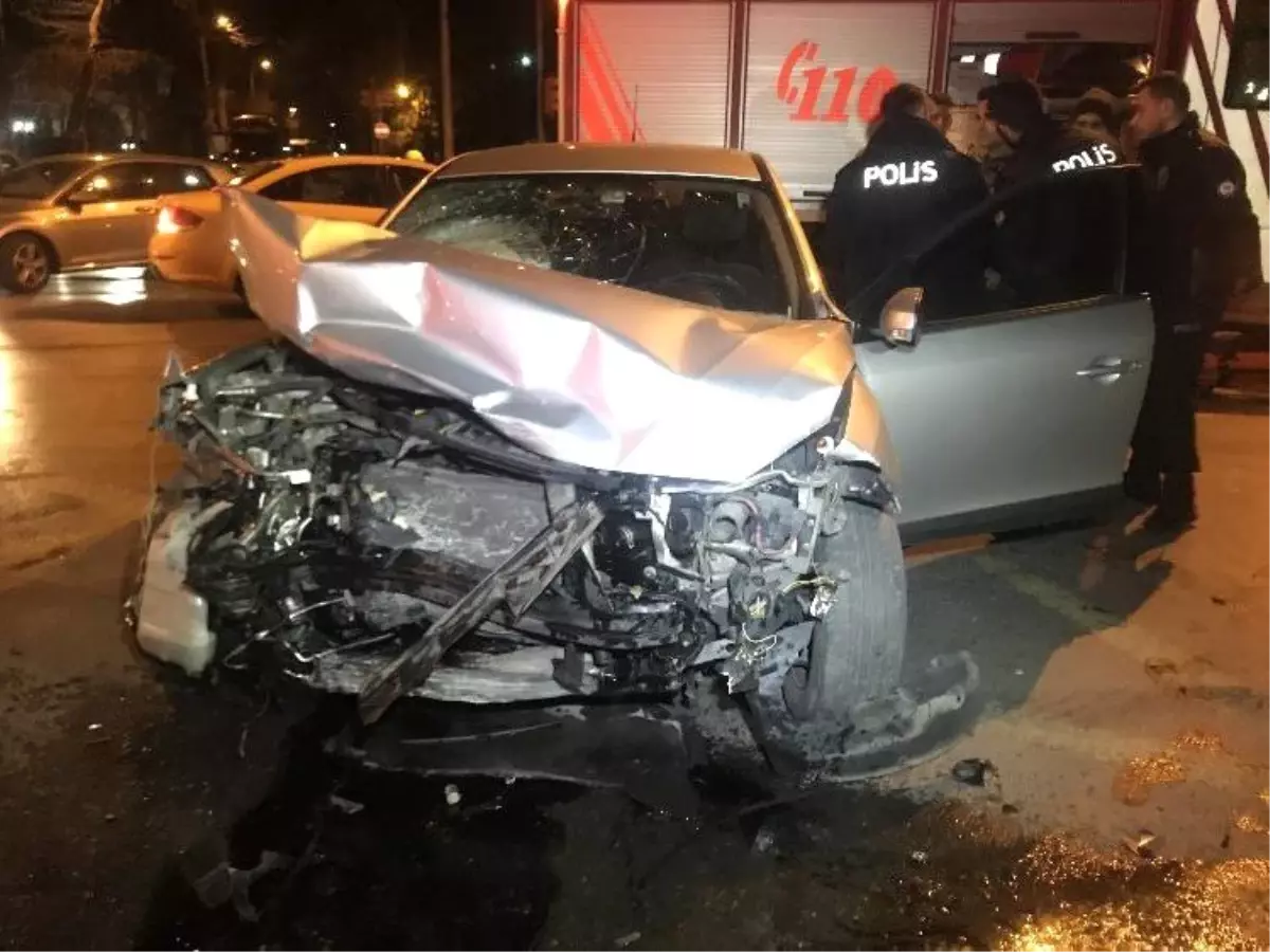 Bakırköy\'de Kırmızı Işıkta Geçen Sürücü Kaza Yaptı: 2 Yaralı