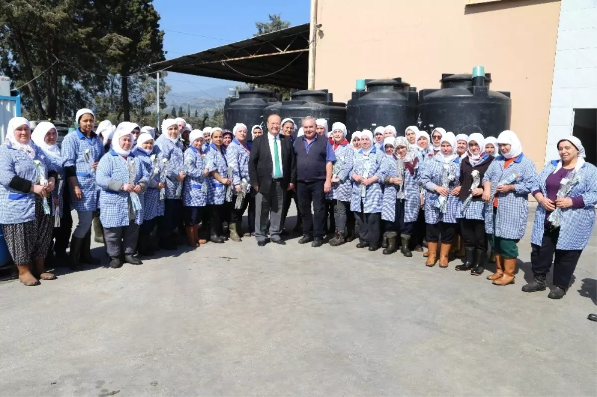 Başkan Özakcan Çalışan Kadınları Unutmadı