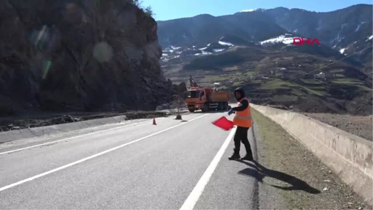 Gümüşhane- Giresun Karayolunda Heyelan