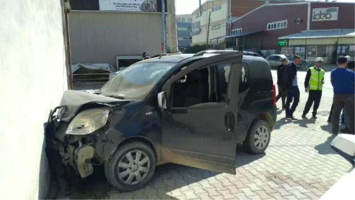 Hafif Ticari Araç Önce Otomobile Sonra Duvara Çarptı