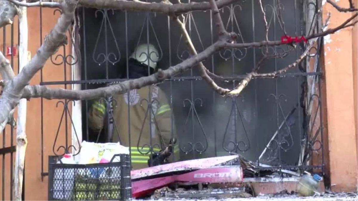 İstanbul-Bayrampaşa\'da Yanan Daire Kullanılamaz Hale Geldi