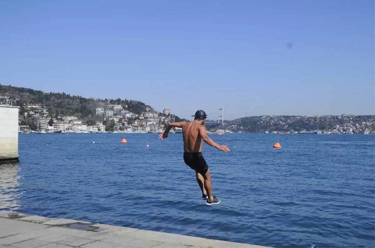 İstanbul\'da Güneş Yüzünü Gösterdi, Vatandaş Denize Girdi