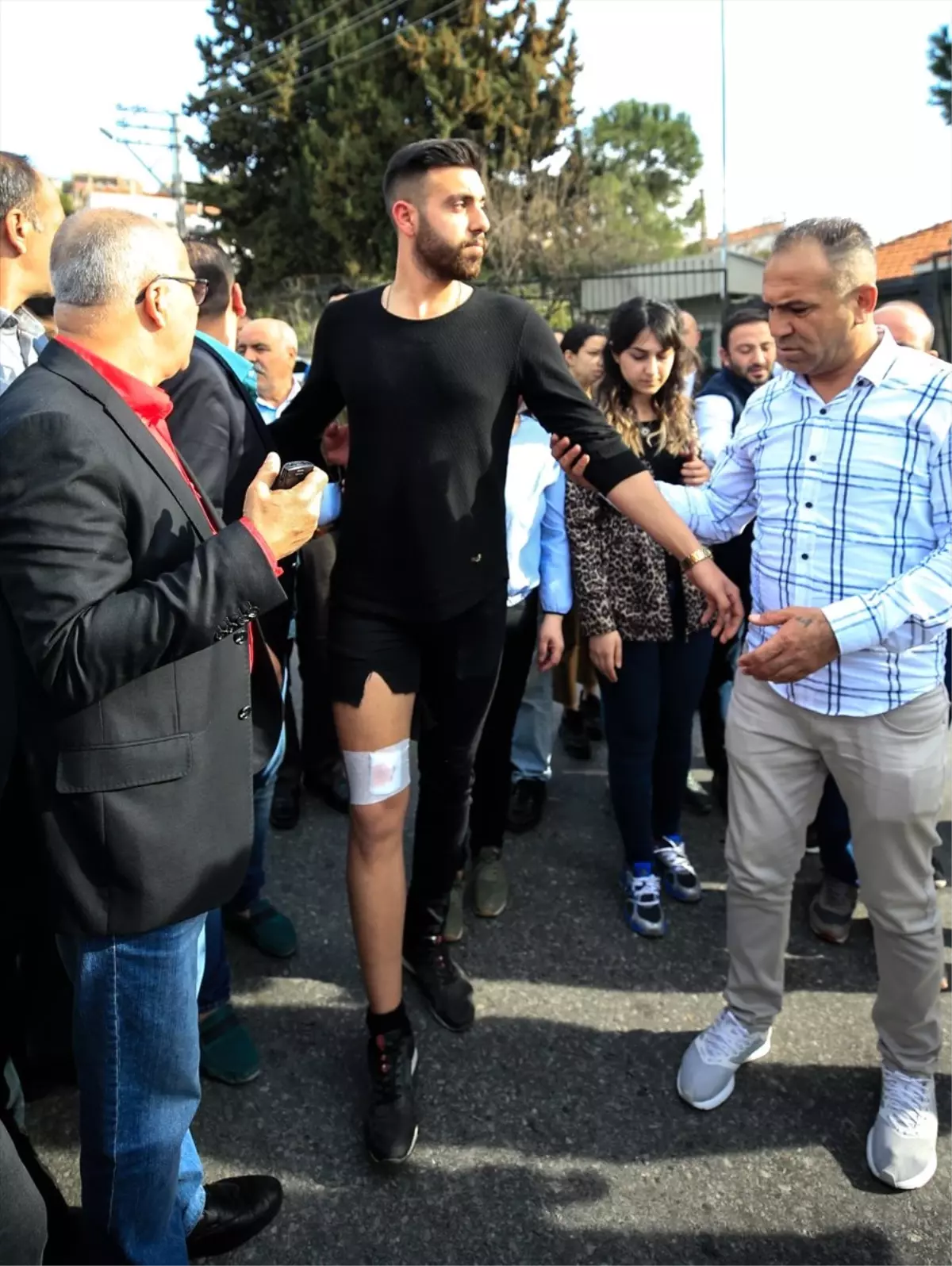 İzmir\'de CHP\'nin Seçim Bürosuna Silahlı Saldırı: 2 Yaralı