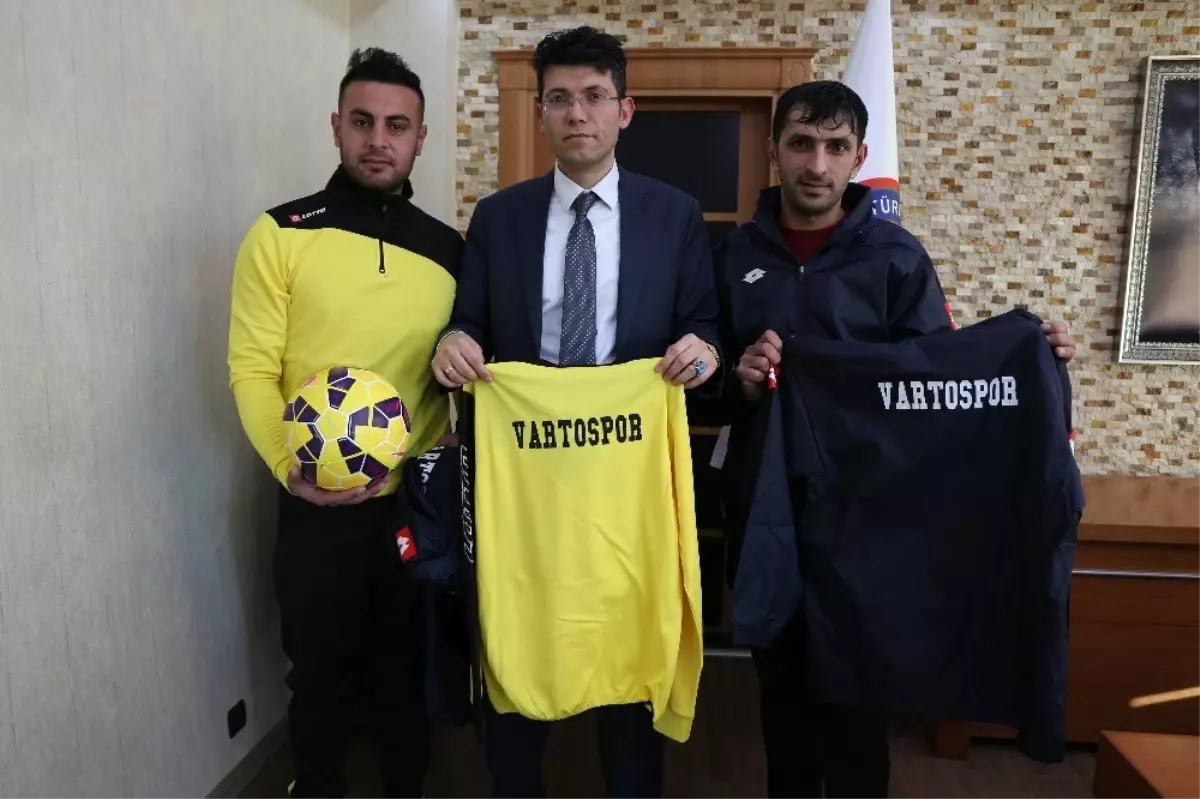 Kaymakam Kaçmaz\'dan Yeşil Vartospor Kulübü Sporcularına Malzeme Desteği