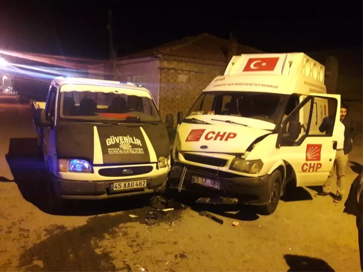 Manisa\'da CHP\'nin Seçim Aracı Kaza Yaptı: 7 Yaralı