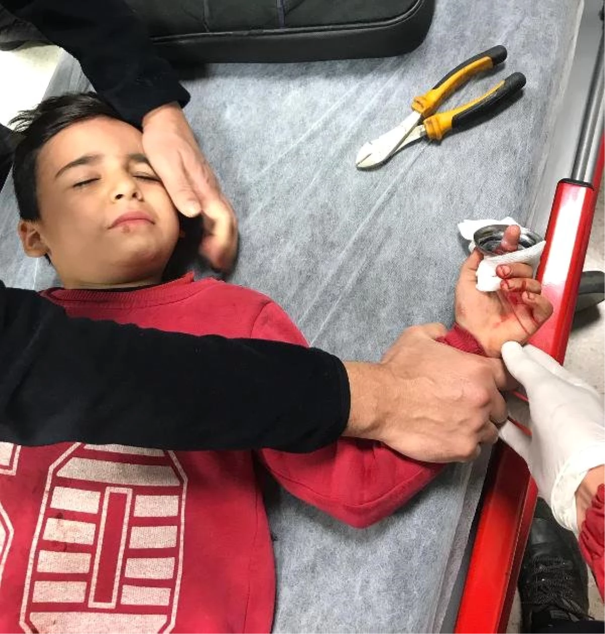 Muhammed Burhan\'ın Metal Parçaya Sıkışan Parmağı Kurtarıldı
