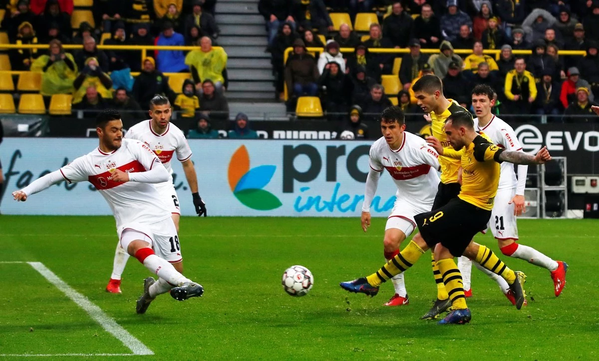 Ozan Kabak\'ın Formasını Giydiği Stuttgart, Deplasmanda Borussia Dortmund\'a Boyun Eğdi