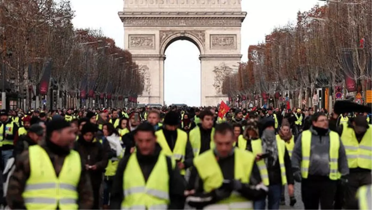 Pembe ve Mor Yelekli \'Sarı Yelekliler\' Meydanlarda