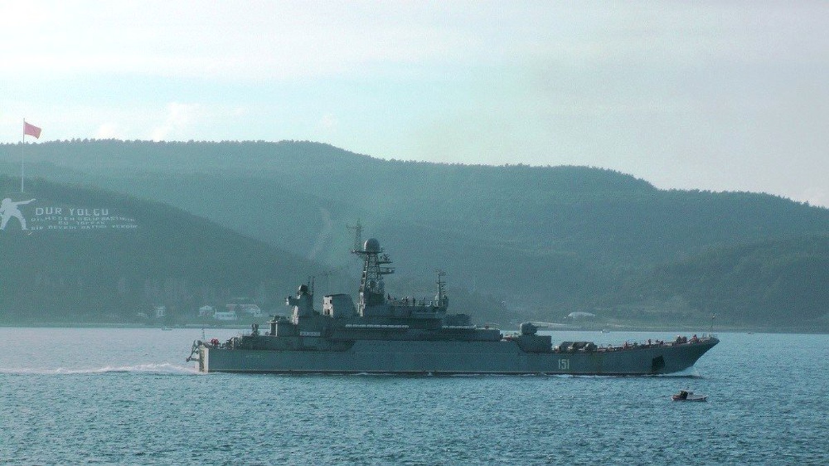 Rus Savaş Gemisi Çanakkale Boğazı\'ndan Geçti