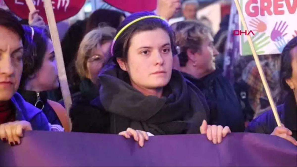 Samsun 8 Mart\'ta Yürüyenleri İzledi, \'Ben Çalışmak Zorundayım\' Dedi